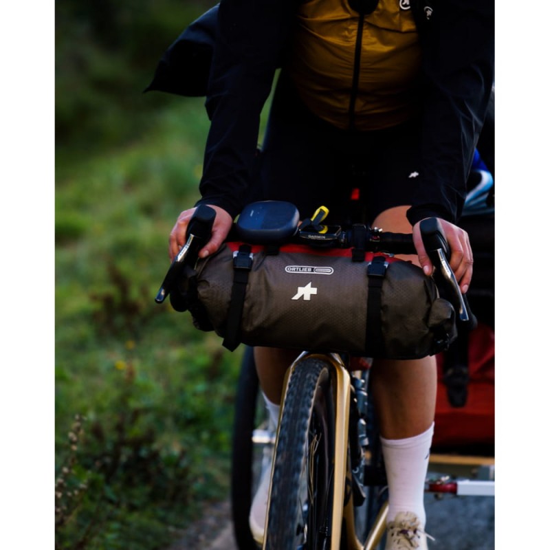 torba-bike-packing-na-kierownice-assos-x-ortlieb-handlebarpack-dark-sand-rooibos-9l_1.jpg