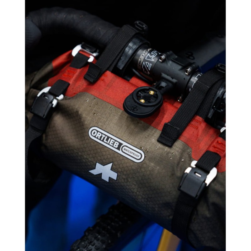torba-bike-packing-na-kierownice-assos-x-ortlieb-handlebarpack-dark-sand-rooibos-9l_2.jpg