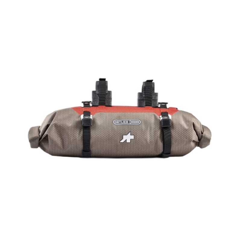 torba-bike-packing-na-kierownice-assos-x-ortlieb-handlebarpack-dark-sand-rooibos-9l_3.jpg