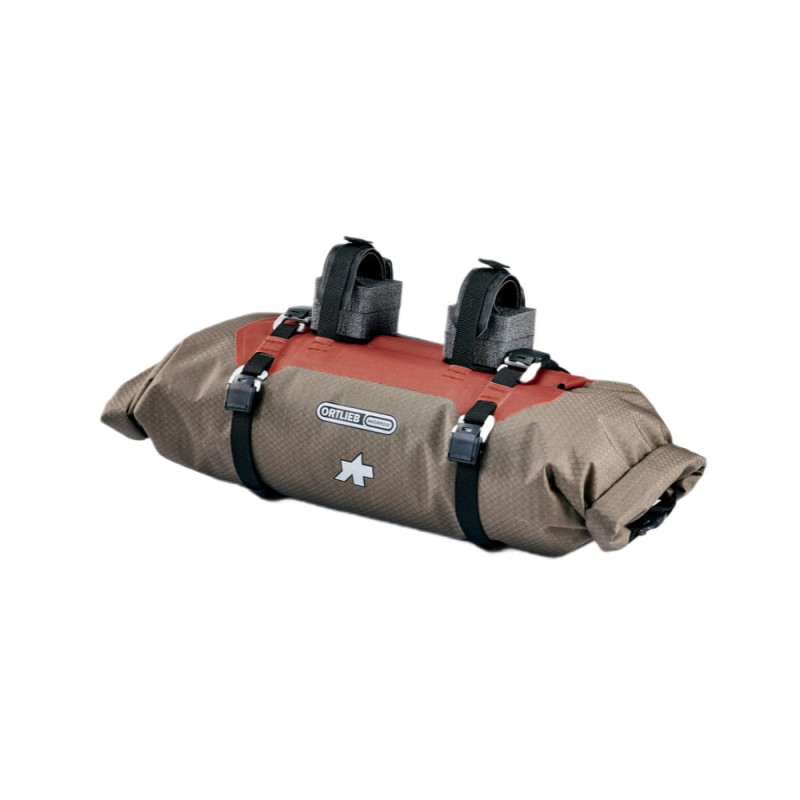torba-bike-packing-na-kierownice-assos-x-ortlieb-handlebarpack-dark-sand-rooibos-9l_5.jpg