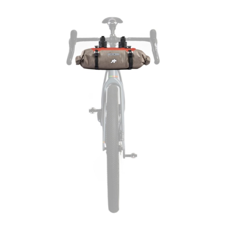 torba-bike-packing-na-kierownice-assos-x-ortlieb-handlebarpack-dark-sand-rooibos-9l_6.jpg