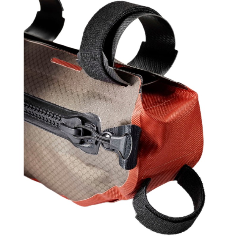 torba-na-rame-assos-x-ortlieb-framepack-toptube-dark-sand-rooibos-3l_9.jpg