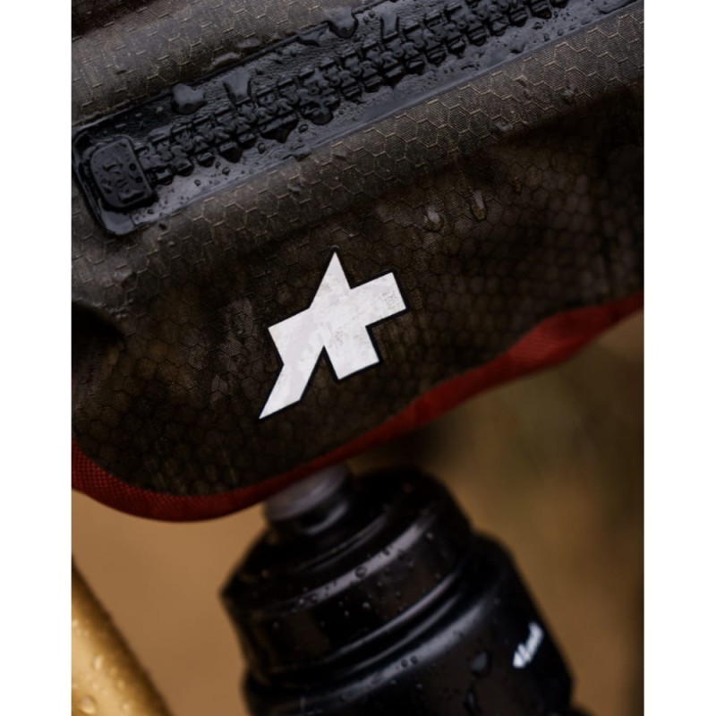 torba-na-rame-assos-x-ortlieb-framepack-toptube-dark-sand-rooibos-3l_3.jpg