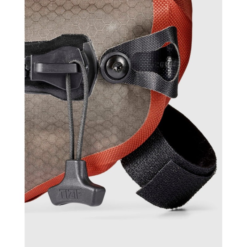 torba-na-rame-assos-x-ortlieb-framepack-toptube-dark-sand-rooibos-3l_8.jpg
