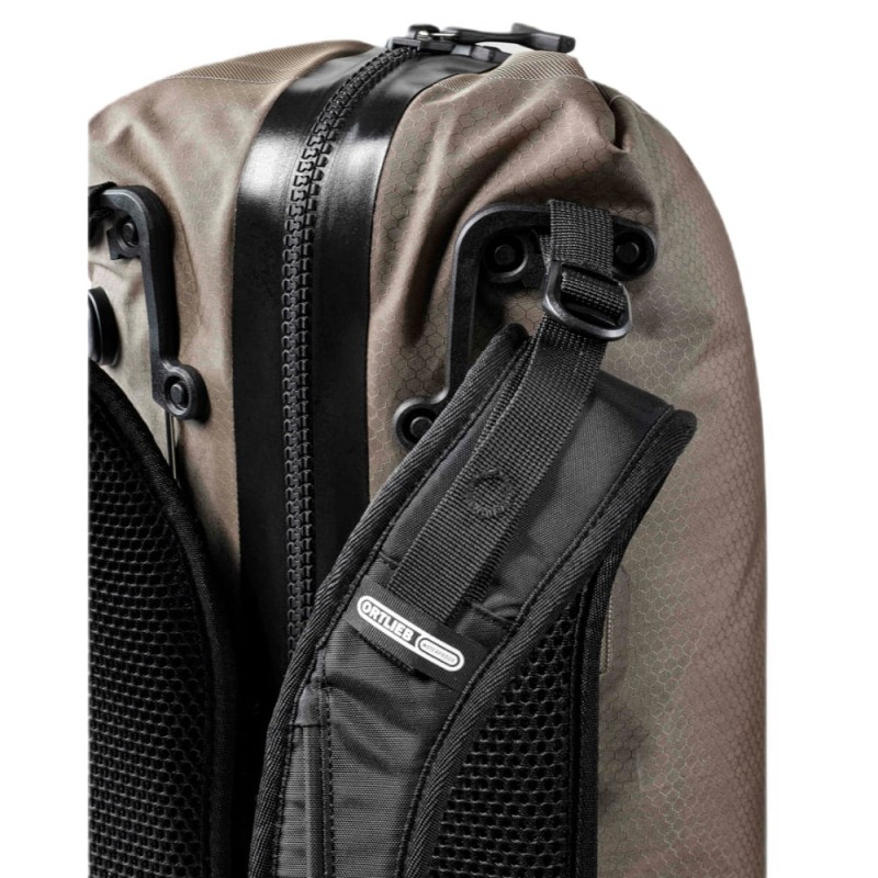 plecak-assos-x-ortlieb-atrack-backpack-dark-sand-25l_6.jpg
