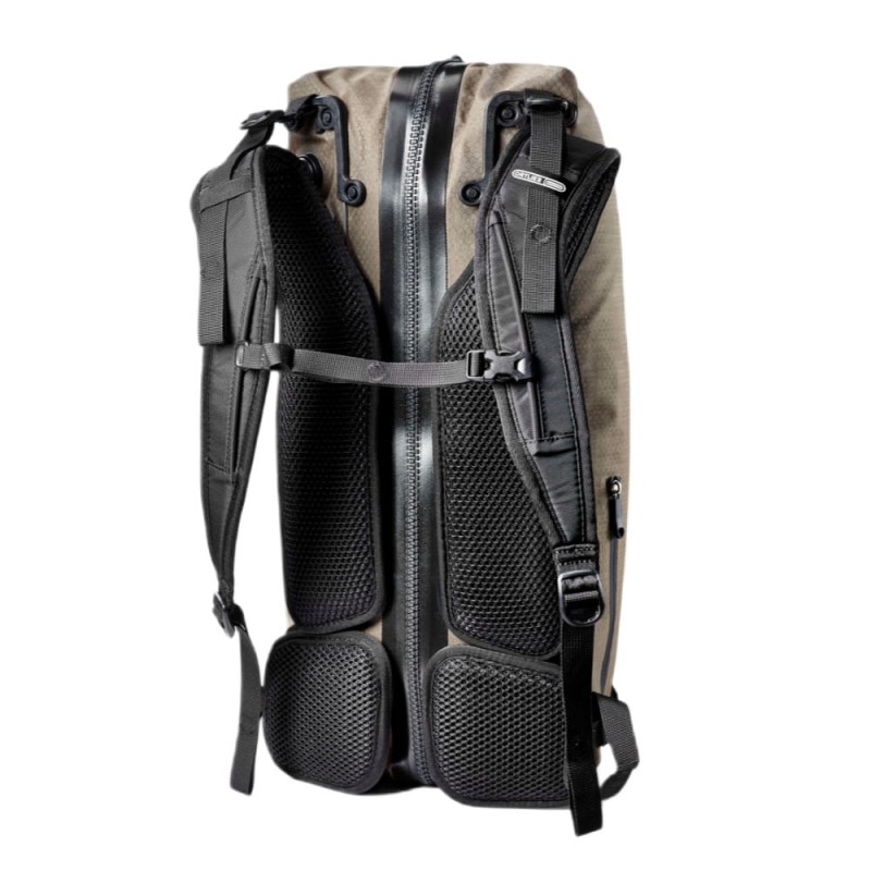 plecak-assos-x-ortlieb-atrack-backpack-dark-sand-25l_3.jpg