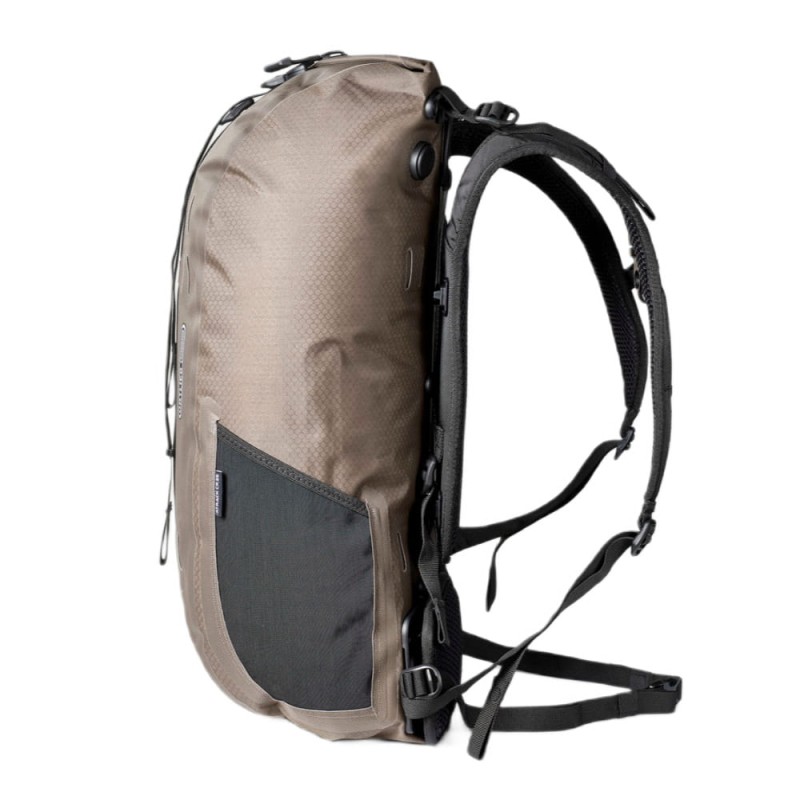 plecak-assos-x-ortlieb-atrack-backpack-dark-sand-25l_4.jpg