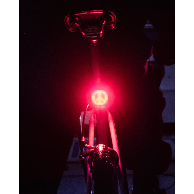 lampka-tylna-knog-blinder-peace-czarna-3.jpg