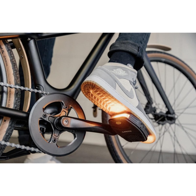 zestaw-lampek-knog-look-do-pedalow-vision-2-szt-prawe-2.jpg