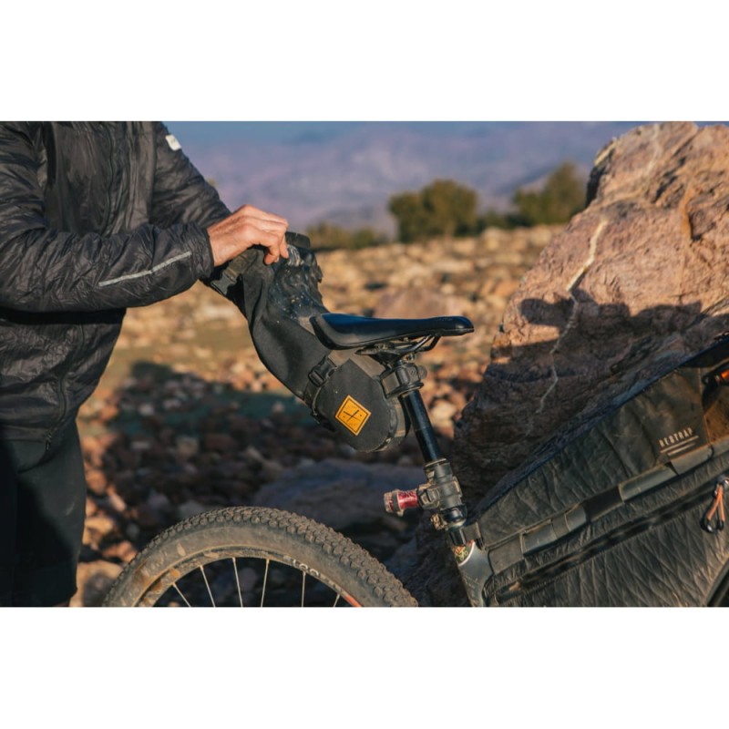 torba-podsiodlowa-restrap-saddle-pack-4.5l-czarna-9.jpg