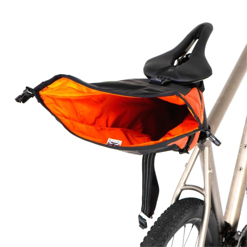 torba-podsiodlowa-restrap-saddle-pack-4.5l-pomaranczowa-6.jpg