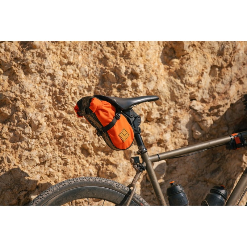torba-podsiodlowa-restrap-saddle-pack-4.5l-pomaranczowa-7.jpg