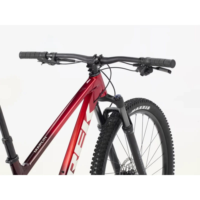 Rower MTB Trek Marlin 7 Gen 3 2026 Czerwony - widok na kierownicę