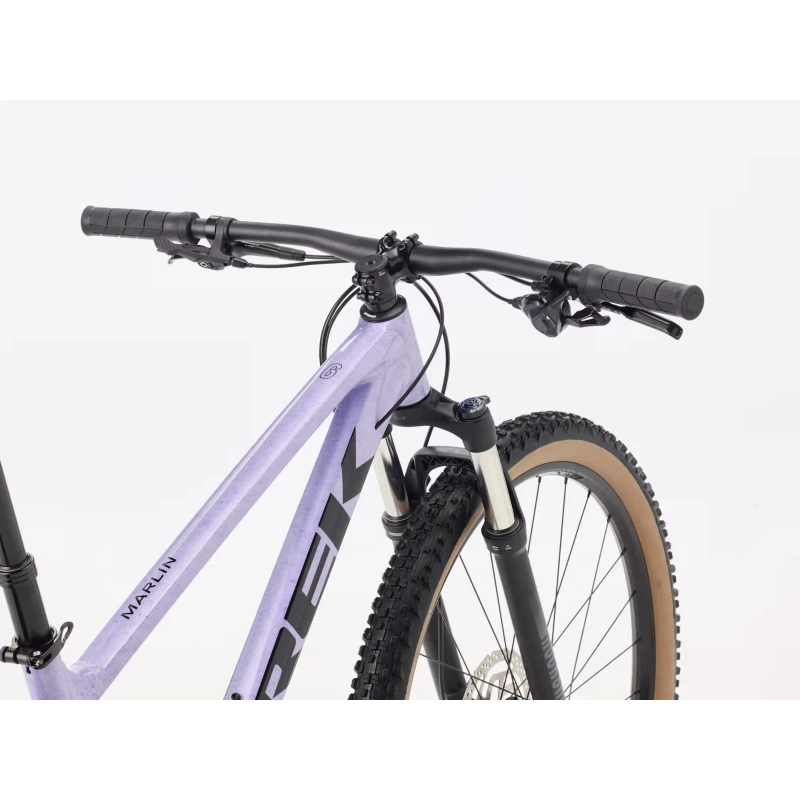 Rower MTB Trek Marlin 6 Gen 3 Fioletowy - widok na kierownicę