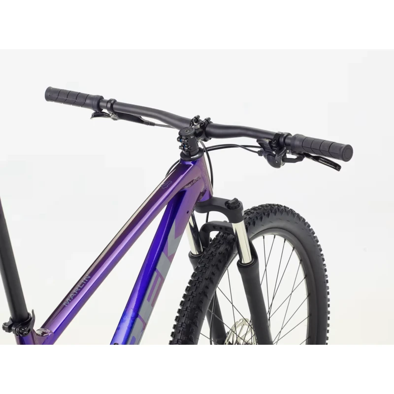 Rower MTB Trek Marlin 4 Gen 3 Fioletowy - widok na kierownicę