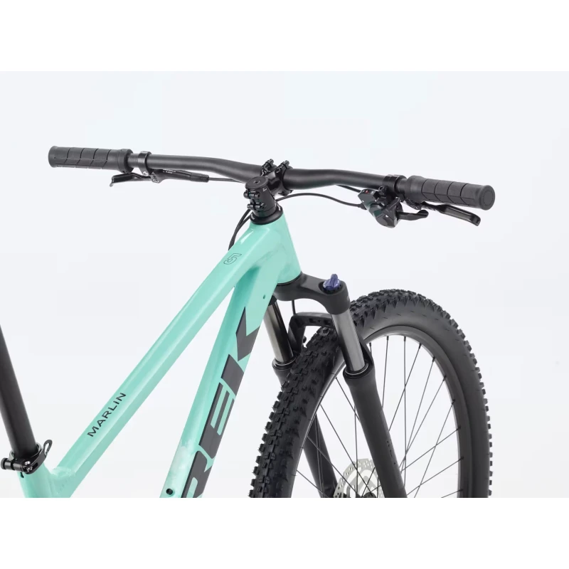Rower MTB Trek Marlin 5 Gen 3 Turkusowy - widok na kierownicę