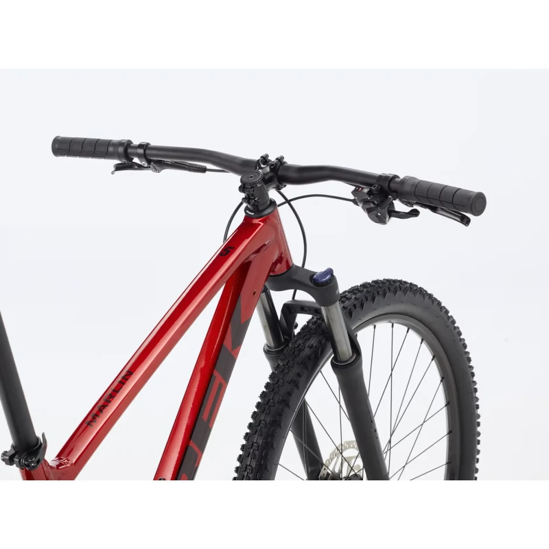 Rower MTB Trek Marlin 5 Gen 3 2026 Czerwony - widok na kierownicę