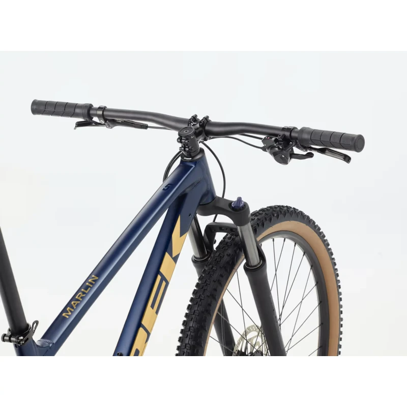 Rower MTB Trek Marlin 5 Gen 3 2026 Granatowy - widok na kierownicę
