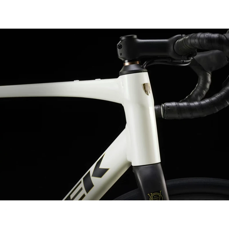 Rower szosowy Trek Domane AL 4 Gen 4 2026 Biały - widok na mostek z boku