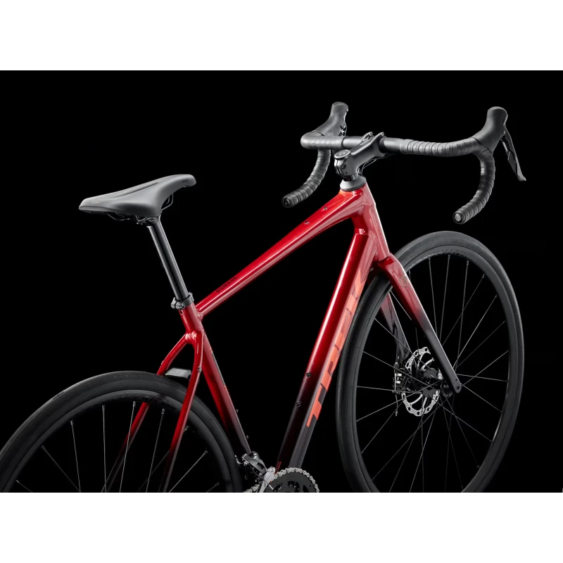 Rower szosowy Trek Domane AL 2 Gen 4 2026 Czerwony - widok z tyłu