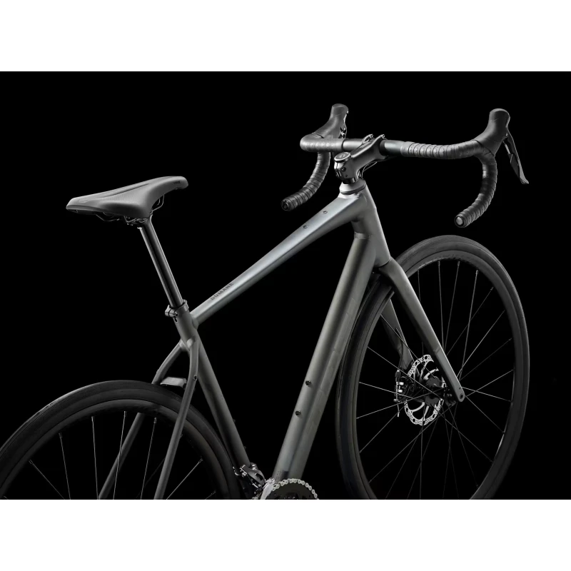 Rower szosowy Trek Domane AL 2 Gen 4 2026 Grafitowy - widok z tyłu