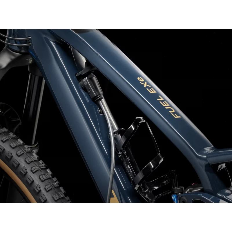 Rower elektryczny Trek Fuel EXe 8 XT 2025 Granatowy - ładowanie