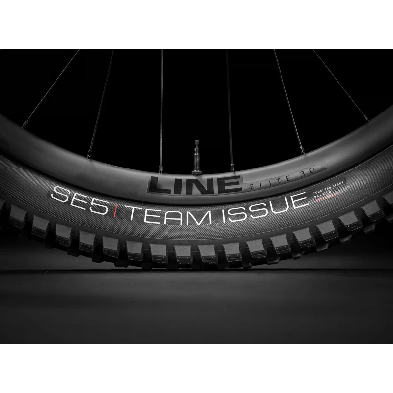 Rower MTB Trek Fuel EX 9.8 GX AXS Gen 6 Czarny - opona i dętka