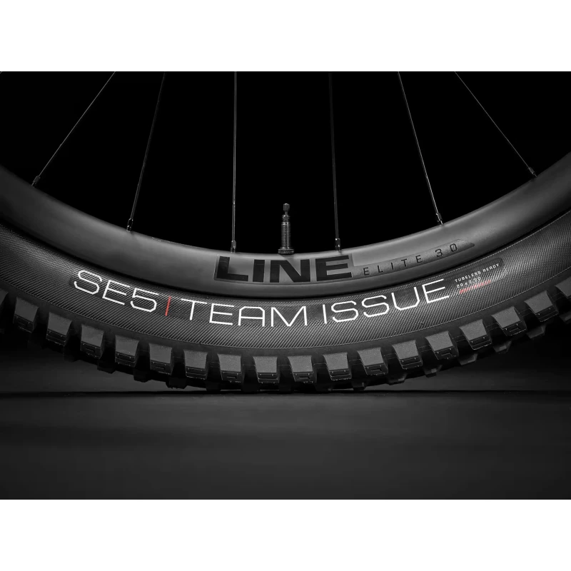 Rower MTB Trek Fuel EX 9.8 GX AXS Gen 6 Niebieski - opona i dętka