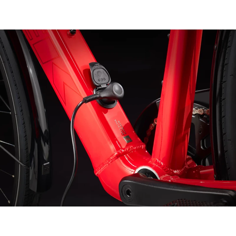 Rower elektryczny Trek FX+ 2 Czerwony - ładowanie