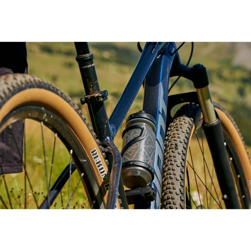 Rower MTB Giant Talon 0 Ultra Navy - widok z akcesoriami