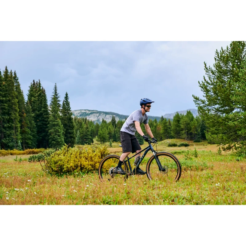 Rower MTB Giant Talon 0 - widok z rowerzystą