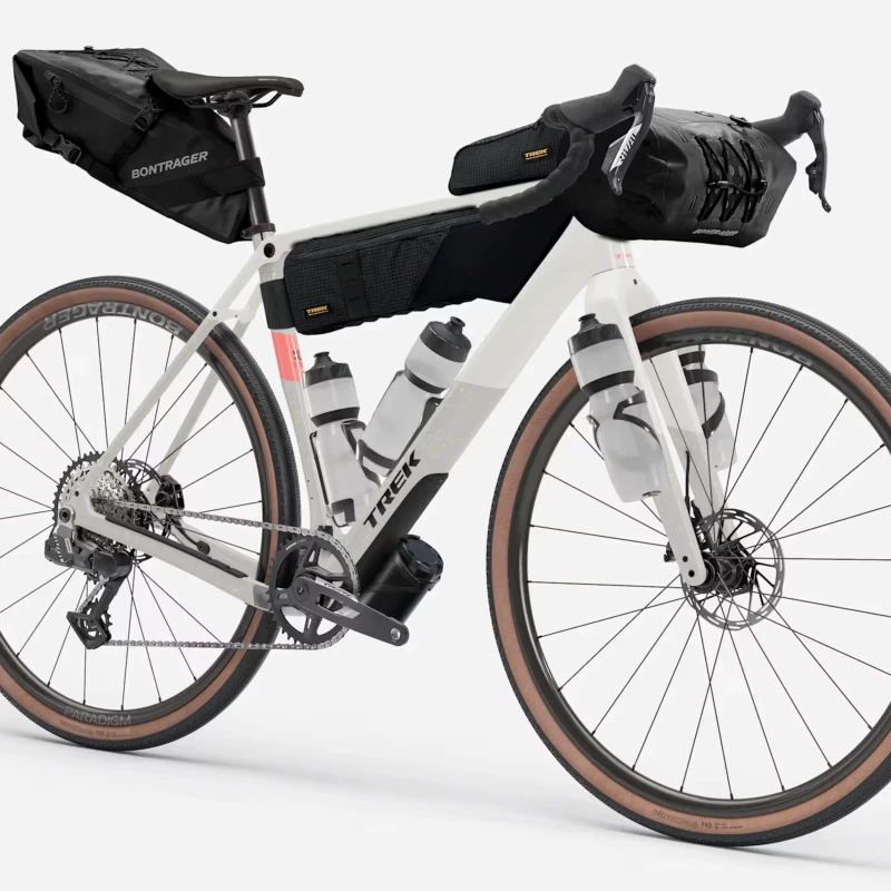 Rower gravel Trek Checkpoint SL 6 AXS Gen 3 2026 Biały - widok z akcesoriami