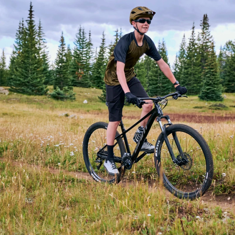 Rower MTB Giant Talon 3 Srebrny - widok z trakcie użytkowania