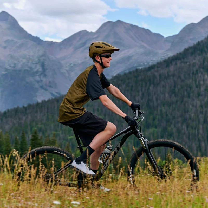 Rower MTB Giant Talon 3 Srebrny - widok z trakcie użytkowania