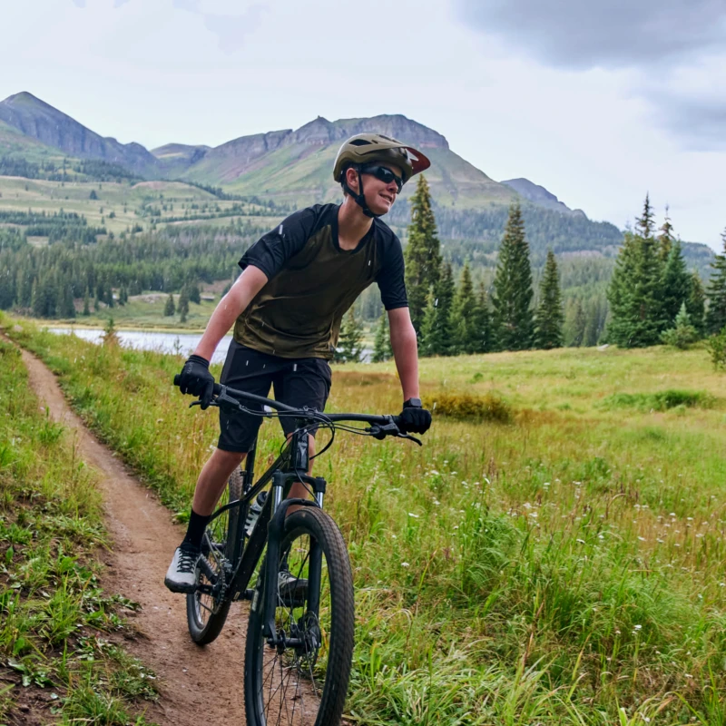 Rower MTB Giant Talon 3 Srebrny - widok z trakcie użytkowania