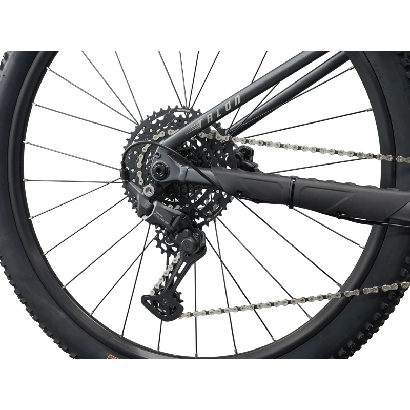 Rower MTB Giant Talon 1 2025 Grafitowy - widok piasty i łańcucha