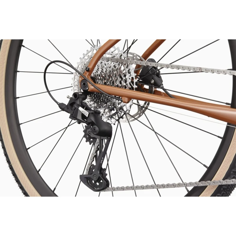 Rower gravel Cannondale Topstone Apex 1 Cinnamon - widok piasty i łańcucha