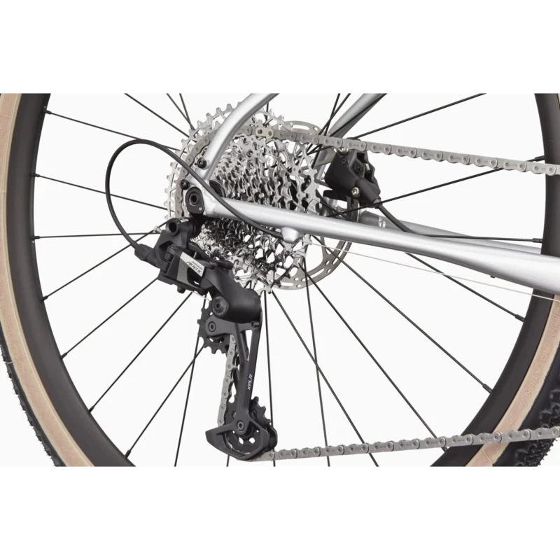 Rower gravel Cannondale Topstone Apex 1 Mercury - widok piasty
