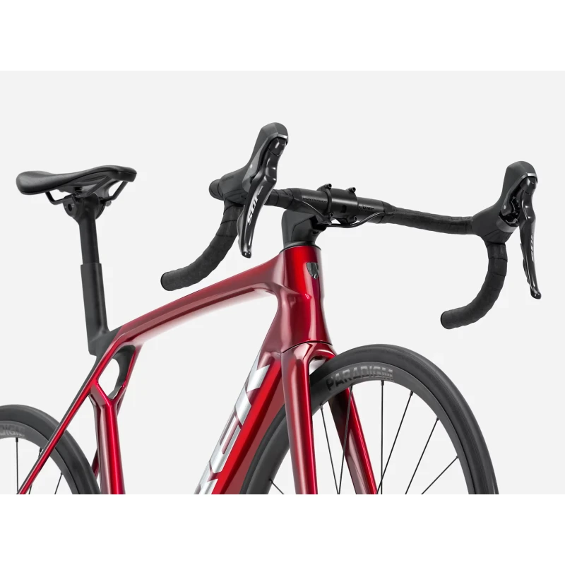 Rower szosowy Trek Madone SL 5 Gen 8 Czerwony - widok z przodu