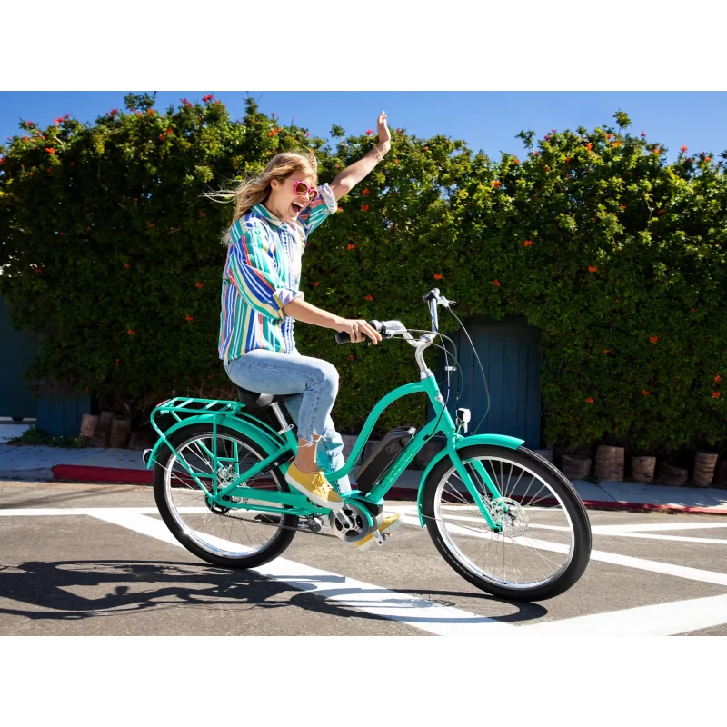 Rower elektryczny Electra Townie Go! 5i EQ Turkusowy - widok w trakcie jazdy