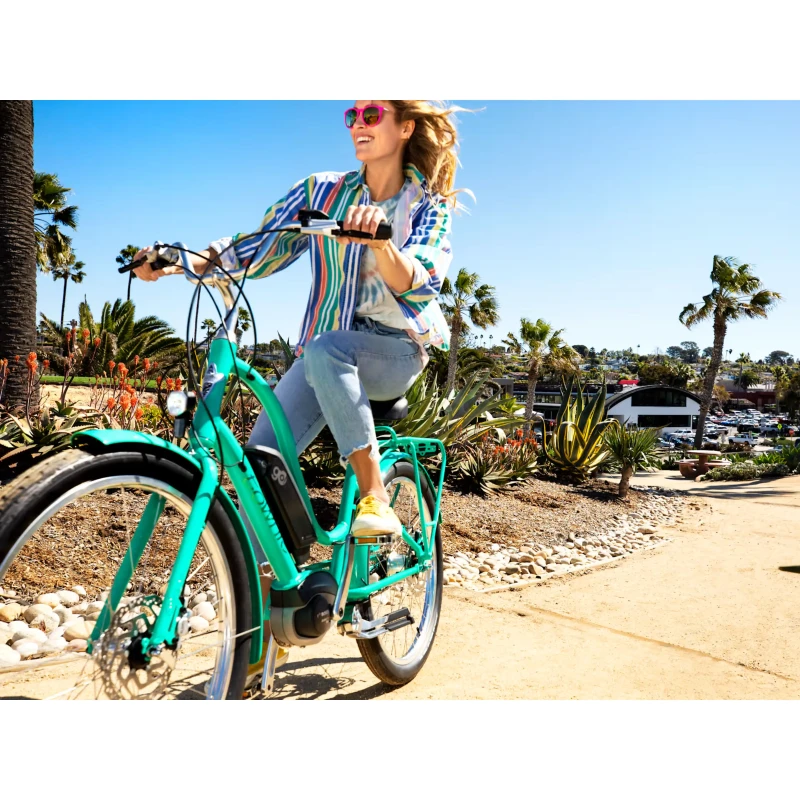 Rower elektryczny Electra Townie Go! 5i EQ Turkusowy - widok w trakcie użytkowania