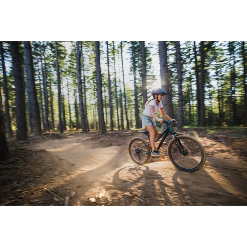 Rower dziecięcy Liv Tempt 24 Disc Granatowy - widok w trakcie jazdy