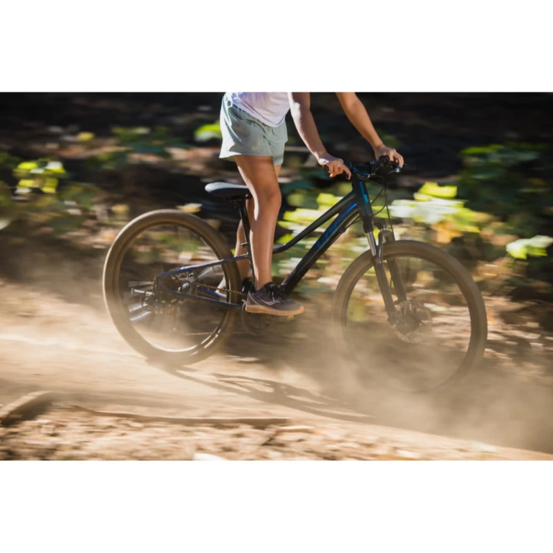 Rower dziecięcy Liv Tempt 24 Disc Granatowy - widok w trakcie jazdy