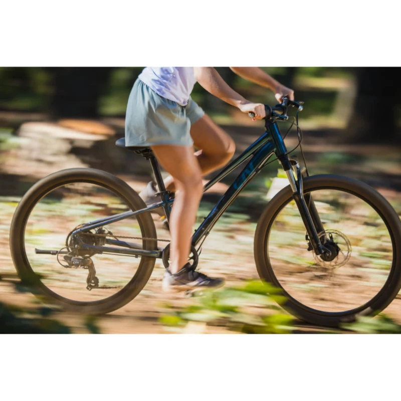 Rower dziecięcy Liv Tempt 24 Disc Granatowy - widok w trakcie jazdy