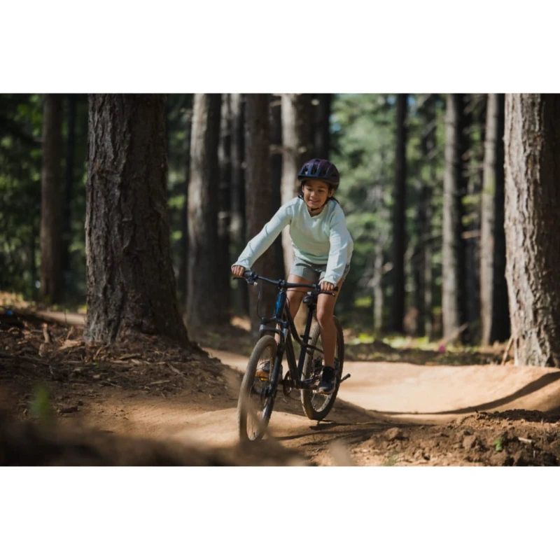 Rower dziecięcy Liv Tempt 24 Disc Granatowy - widok w trakcie jazdy