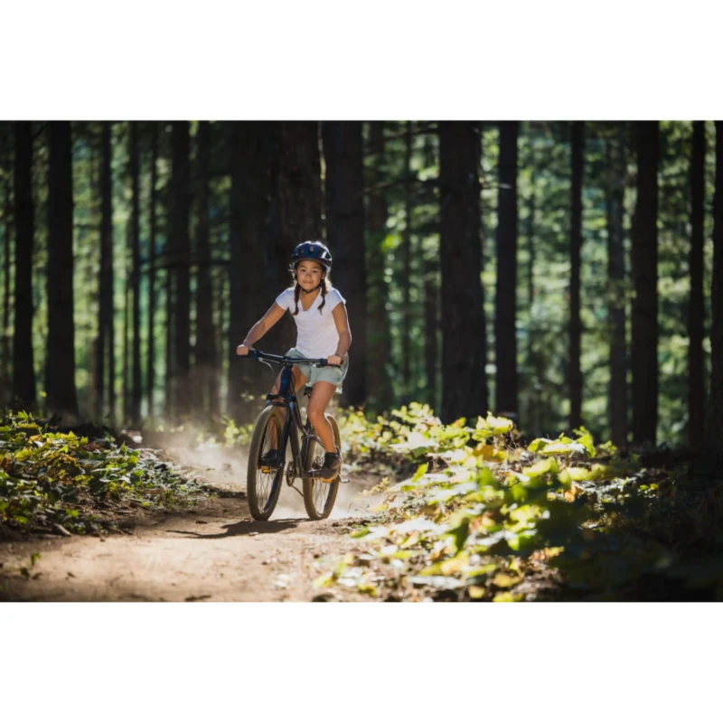 Rower dziecięcy Liv Tempt 24 Disc Granatowy - widok w trakcie jazdy