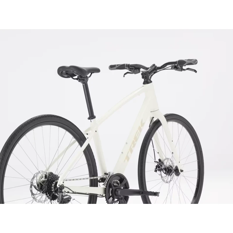 rower-fitness-trek-fx-1-z-wysokim-przekrokiem-gen-4-bialy-2.webp
