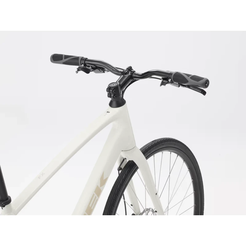 rower-fitness-trek-fx-1-z-wysokim-przekrokiem-gen-4-bialy-3.webp