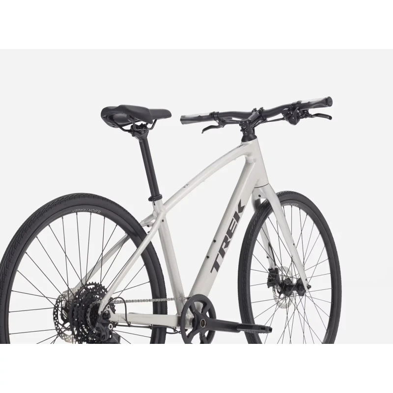 rower-fitness-trek-fx-3-z-wysokim-przekrokiem-gen-4-srebrny-2.webp