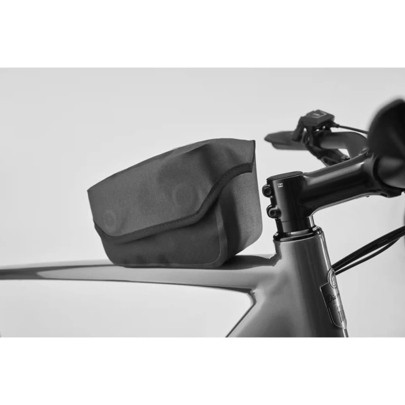 Rower elektryczny Diamant Zing Trip Plus z wysoką ramą 725Wh Niebieski - widok kierownicy z akcesoriami